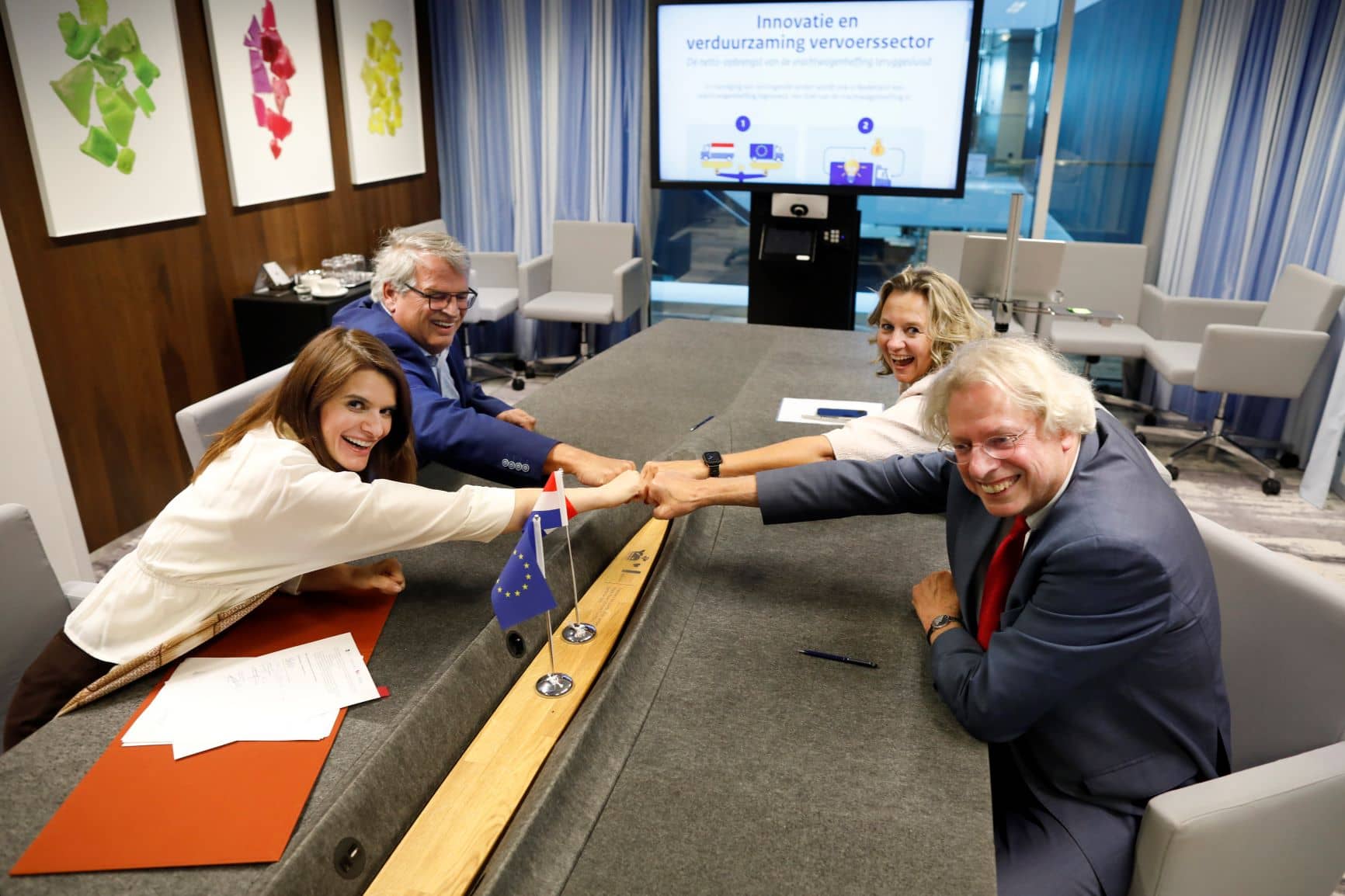 Vertegenwoordigers van evofenedex, TLN, VERN en minister Barbara Visser geven elkaar een 'boks' na het ondertekenen van de Bestuursovereenkomst