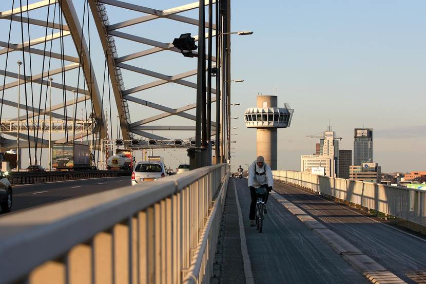Brug bij A15 Rotterdam